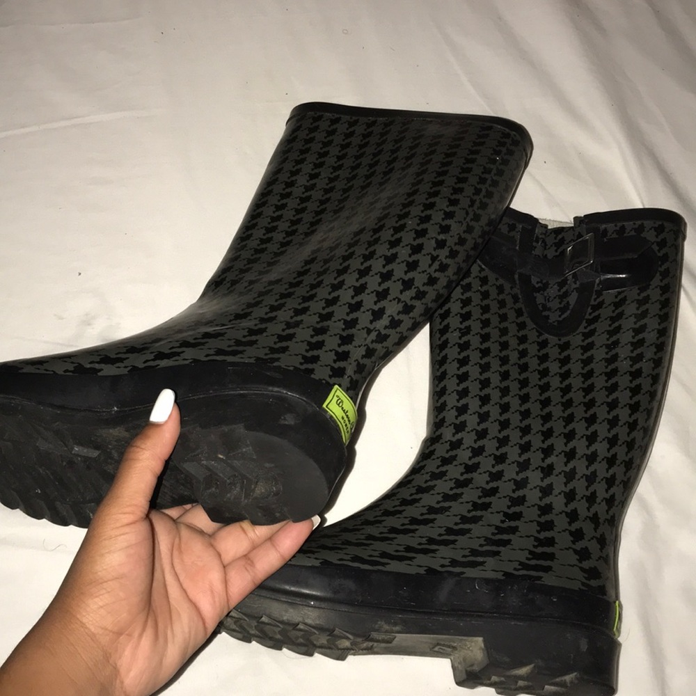 Rain boots . worn twice , In very good shape.